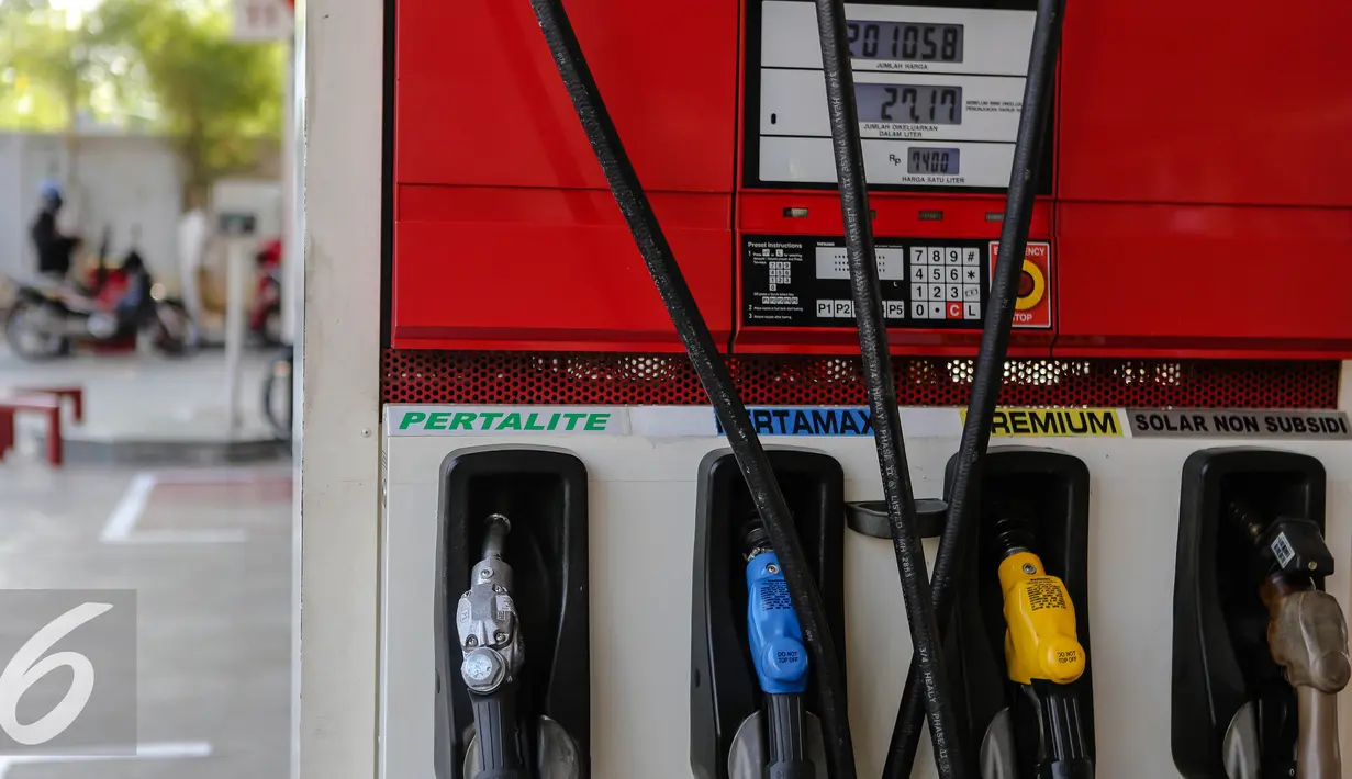 Nosel dan selang Pertalite RON 90 sudah terpasang di SPBU Coco, Abdul Muis, Jakarta, Rabu (22/7/2015). PT Pertamina (Persero) mulai memasarkan produk bensin baru yakni Pertalite RON 90 pada Jumat (24/7) mendatang. (Liputan6.com/Faizal Fanani)