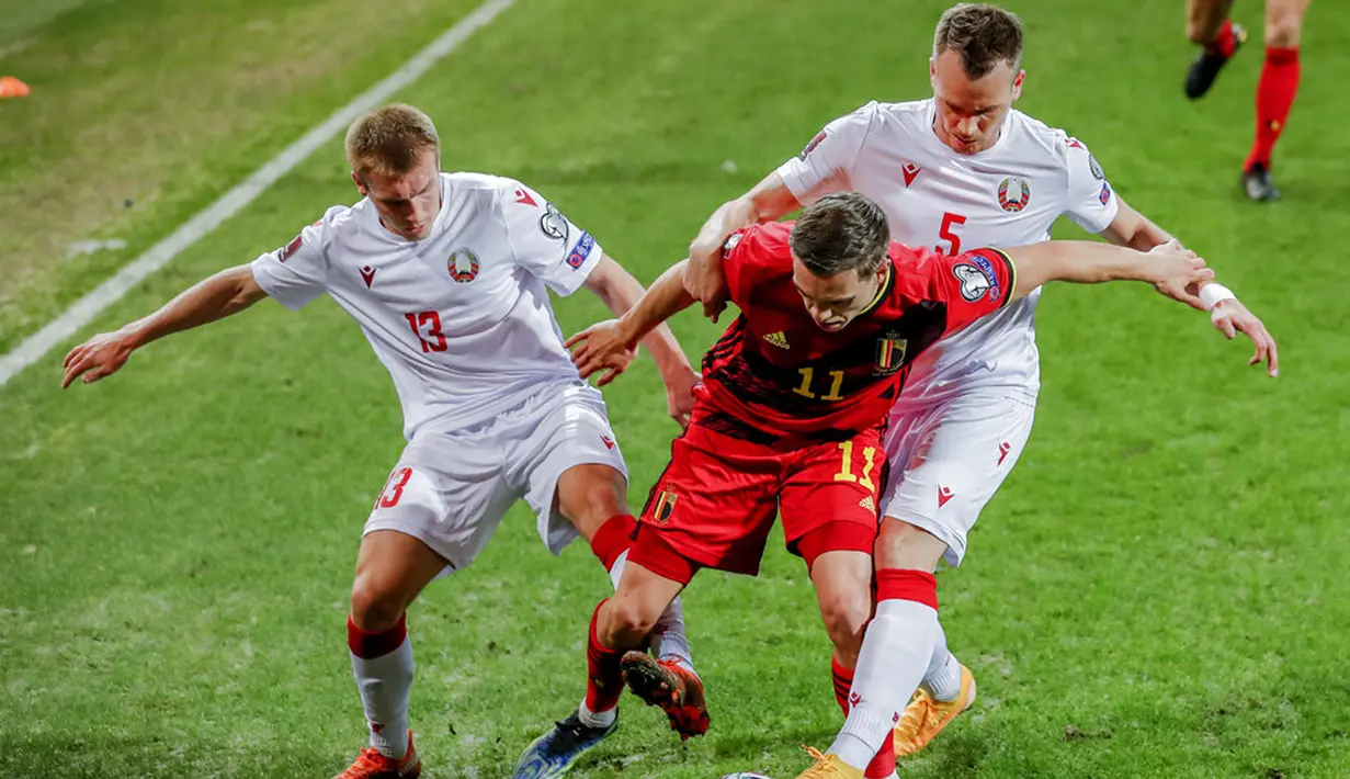 Pemain Belgia Leandro Trossard (tengah) bersaing memperebutkan bola dengan pemain Belarusia Dmitri Podstrelov (kiri) dan Denis Polyakov pada pertandingan Grup E kualifikasi Piala Dunia 2022 di Stadion King Power, Leuven, Belgia, Selasa (30/3/2021). Belgia menang 8-0. (AP Photo/Francisco Seco)