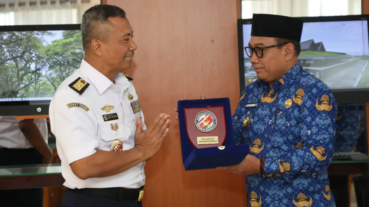 Direktur Data dan Informasi Deputi Bidang Inhuker Bakamla RI, Laksamana TNI Sigit Winarko saat bertemu Wakil Bupati Banyuwangi Mujiono di Banyuwangi. (Istimewa)