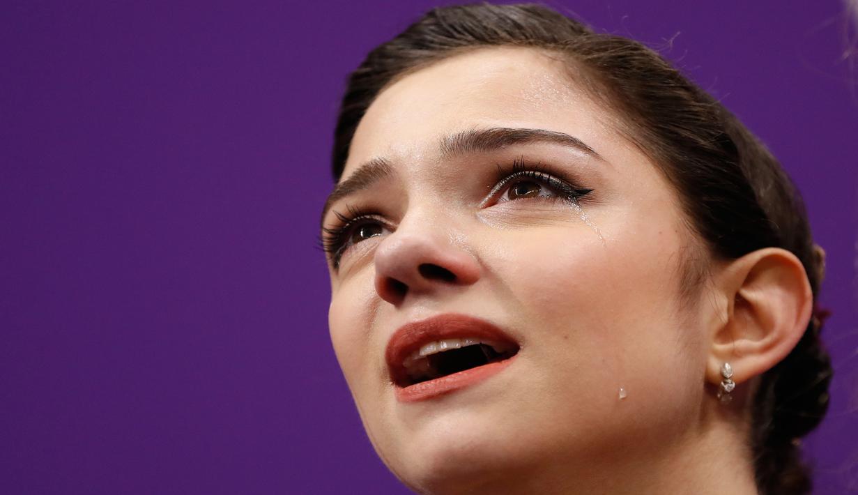Tangis atlet skating asal Rusia, Evgenia Medvedeva saat skornya dikalahkan oleh rekan senegaranya Alina Zagitova di Olimpiade Musim Dingin Pyeongchang 2018 di Ice Arena, Gangneung, Korea Selatan, Jumat (23/2). (AP Foto/Bernat Armangue)