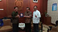 Direktur Utama Indosiar Imam Sudjarwo bersama Gubernur dan Wagub Jatim (Liputan6.com)