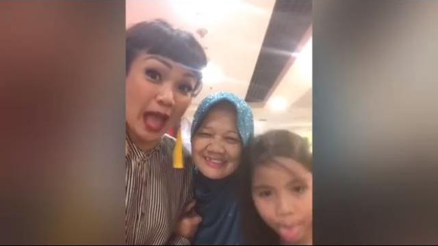 Nirina Zubir bersama ibunda (Foto: Instagram/@nirinazubir_)