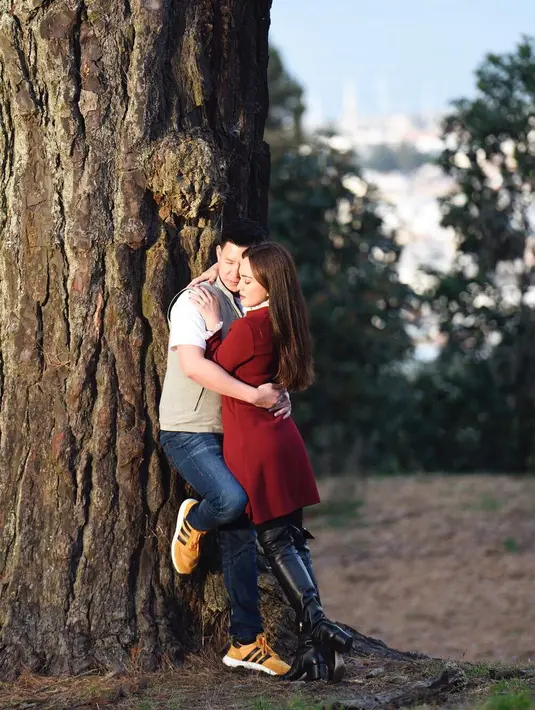 "Suamiku sayang... terima kasih untuk segalanya... selama sebulan kita pergi... sudah spent time menemani aku dan mama. Sudah sabar sama istrinya yang cerewet, manja, ribet sendiri dan suka buat pusing kamu," tulis Shandy di Instagram pribadinya.