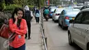 Sejumlah pejalan kaki melintas di trotoar kawasan Sudirman, Jakarta, Selasa (2/2/2016). Gubernur Ahok berencana akan membuat trotoar yang ramah kepada para penyandang disabilitas. (Liputan6.com/Faizal Fanani)