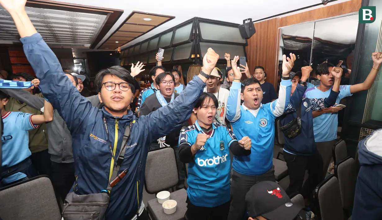 <p>Fans City melakukan selebrasi saat Roaring Night Manchester City vs Manchester United di Babahramu Dine &amp; Bar, Episode Hotel, Gading Serpong, Tangerang, Minggu (3/3/2024). (Bola.com/M Iqbal Ichsan)</p>