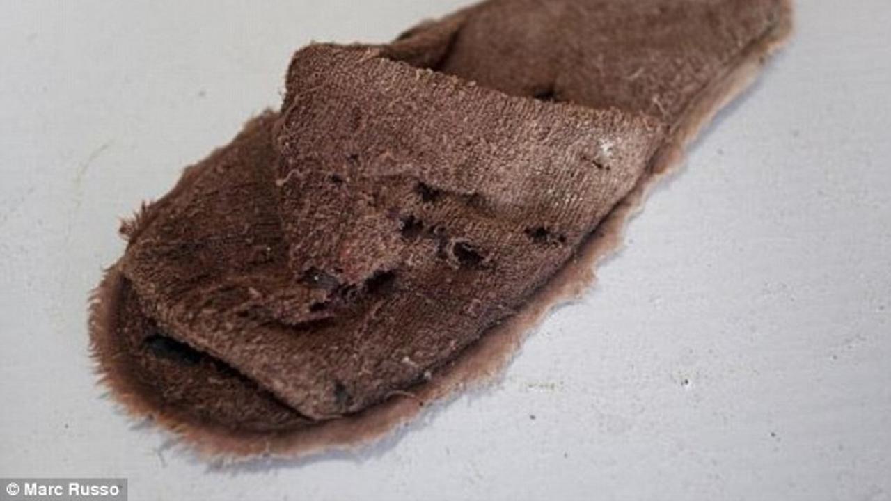 Sandal temuan para pencari pesawat Malaysia Airlines MH370. (Mark Russo)