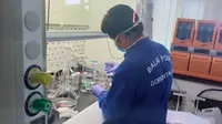 Badan Pengawas Obat dan Makanan Gorontalo turun tangan langsung untuk membuat cairan pembersih tangan berbahan Miras Cap Tikus