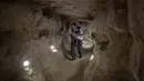 Seorang jurnalis menyusuri bagian dalam Step Pyramid atau Piramida Bertingkat di nekropolis Saqqara, Provinsi Giza, Mesir, Kamis (5/3/2020). Struktur Piramida Bertingkat tidak digunakan untuk kuburan para raja dan tidak ada ruang dalam seperti Piramida Giza. (AP Photo/Maya Alleruzzo)