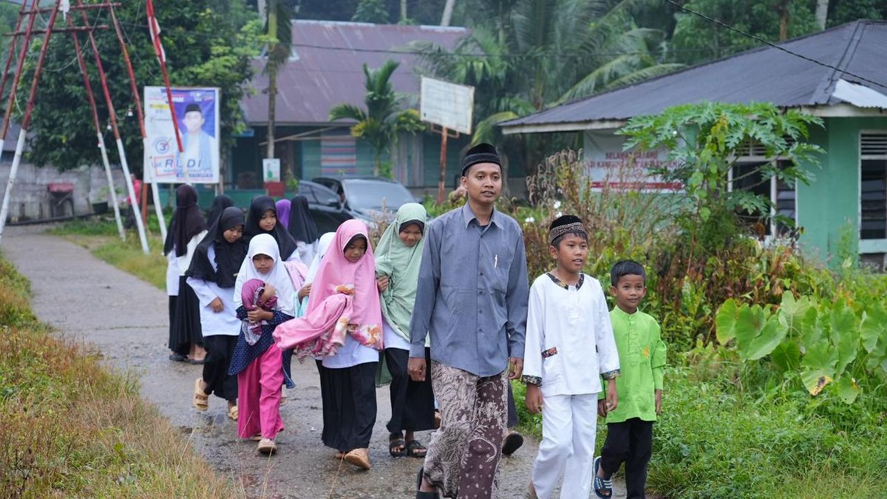 Hujan, badai bahkan dikejar hewan buas tak menjadi halangan.