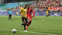 Pemain Persija Jakarta, Beto Goncalves (kuning), langsung menyatu dalam laga debutnya bersama Macan Kemayoran dan mencetak gol ke gawang Home United. (Media Persija)