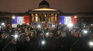 Sejumlah warga London menggalang dana untuk membantu para korban serangan bom dan penembakan di Paris, Trafalgar Square,  London, Inggris, Sabtu  (14/11/2015). (REUTERS/Peter Nicholls)