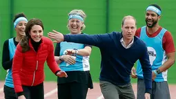 Pangeran William dan Istri Kate Middleton mengambil ancang-ancang sebelum lomba lari estafet dalam acara amal Heads Together di Taman Queen Elizabeth II di London, Inggris (5/2). (AFP Photo / Alastair Grant, Pool) 