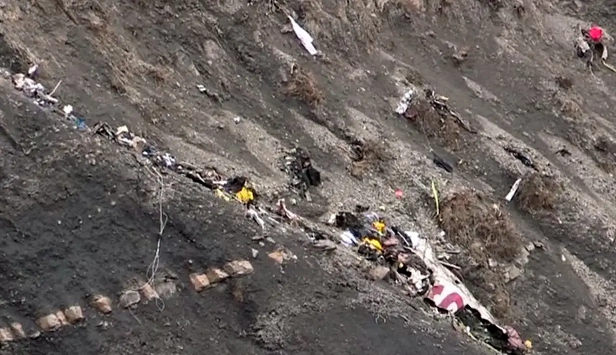 Terlihat serpihan pesawat Germanwings menyebar di pegunungan Alpen, dekat Digne les Bains, Prancis, Selasa (24/3/2015). Diperkirakan seluruh penumpang dan kru yang berjumlah 150 orang tewas dalam kejadian ini. (AFP PHOTO /DENIS BOIS /GRIPMEDIA / AFP TV)