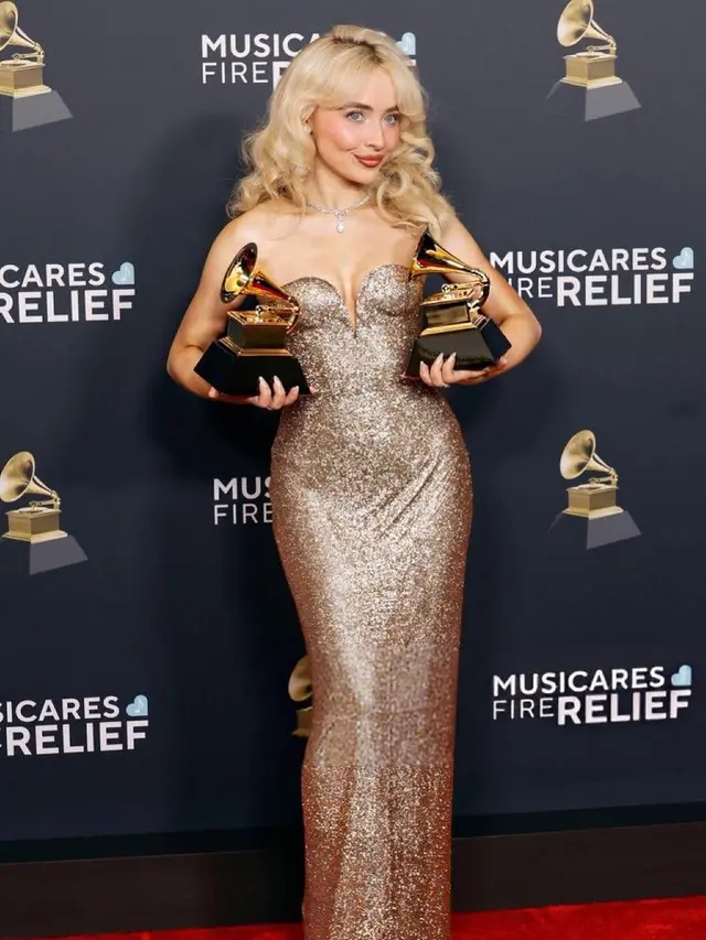 Gaya Dramatis Sabrina Carpenter Tampil dengan Punggung Terbuka Berhias Kalung 19 Karat di Red Carpet Grammy Awards 2025