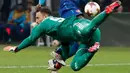 Pemain Arsenal Danny Welbeck berhadapan dengan kiper AC Milan Gianluigi Donnarumma saat pertandingan Liga Europa leg pertama di stadion San Siro Milan, Italia (8/3). AC Milan harus menelan kekalah 0-2 atas Arsenal. (AP Photo / Antonio Calanni)