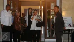 Putri Presiden RI ke-2 Soeharto, Siti Hediati Hariyadi (tengah) usai melayat di kediaman Menteri Kelautan dan Perikanan Susi Pudjiastuti, Jakarta, (18/1/2016). Putra Menteri Susi, Panji Hilmansyah wafat di Florida, AS. (Liputan6.com/Helmi Fithriansyah)