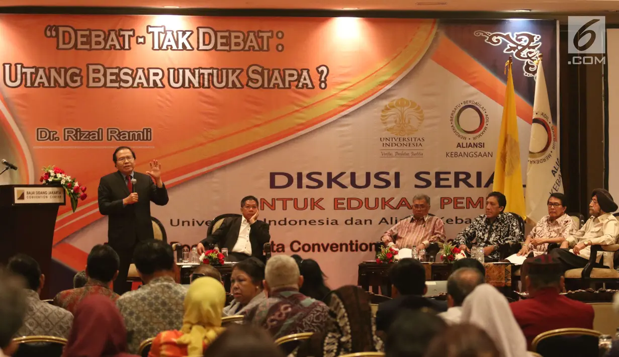 Mantan Menko Kemaritiman Rizal Ramli saat diskusi serial untuk edukasi pemilih dengan tema "Debat-Tak Debat: Utang Besar Buat Siapa? di Jakarta Convention Center, Senayan, Jakarta, Selasa (3/7). (Liputan6.com/Angga Yuniar)