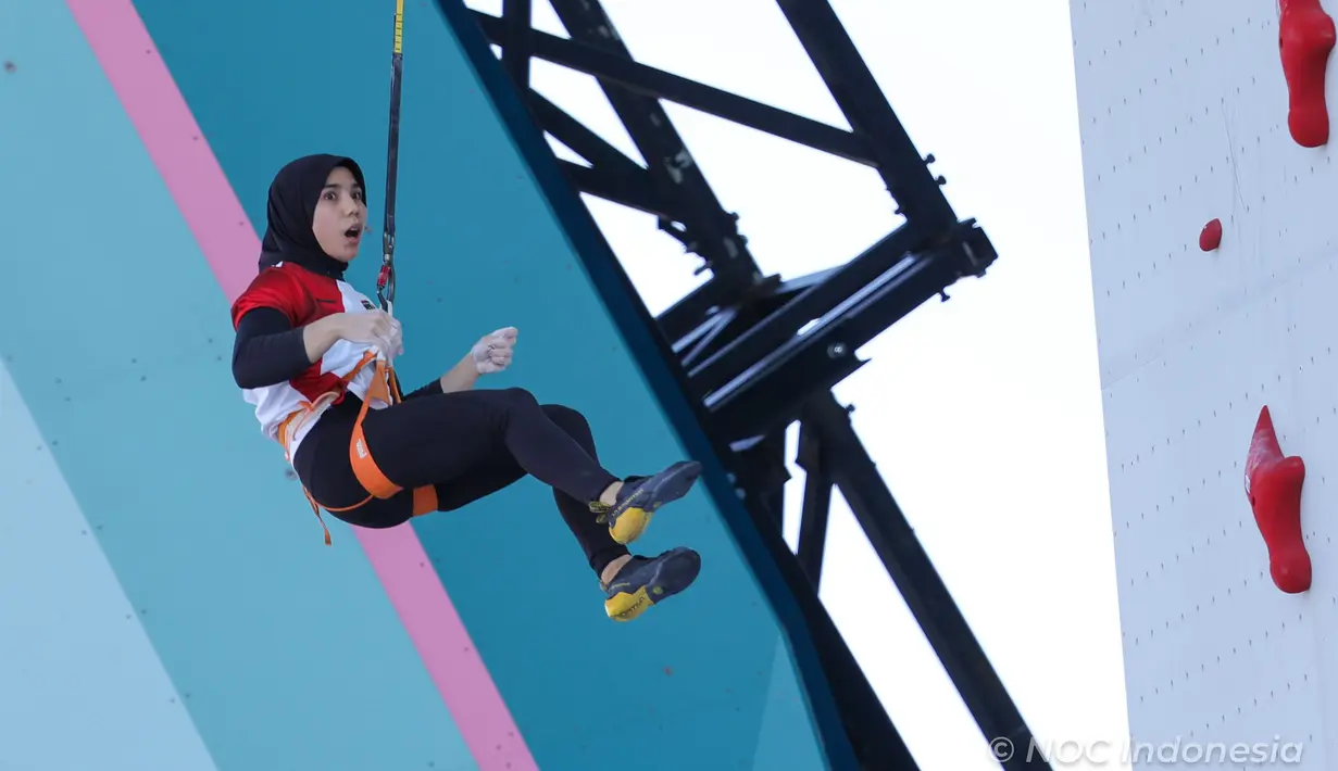 Reaksi kecewa atlet panjat tebing Indonesia, Rajiah Sallsabillah setelah terpeleset saat berlomba menghadapi wakil Spanyol, Leslie Adriana Perez pada babak eliminasi cabor panjat tebing nomor speed putri Olimpiade Paris 2024 di Le Bourget, Paris, Senin (5/8/2024). (Dok. NOC Indonesia)