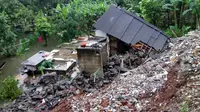 Seorang remaja tewas tertimpa longsor di Jalan Pemuda I RT 08/09, Kelurahan Srengseng Sawah, Jagakarsa, Jakarta Selatan (Liputan6.com/Rezky)
