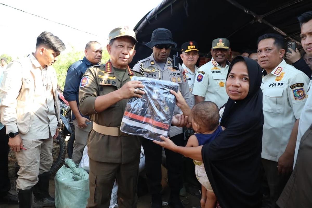Mendagri Tito Karnavian meninjau sejumlah titik bencana banjir bandang dan longsor di Kabupaten Pidie dan Pidie Jaya, Aceh