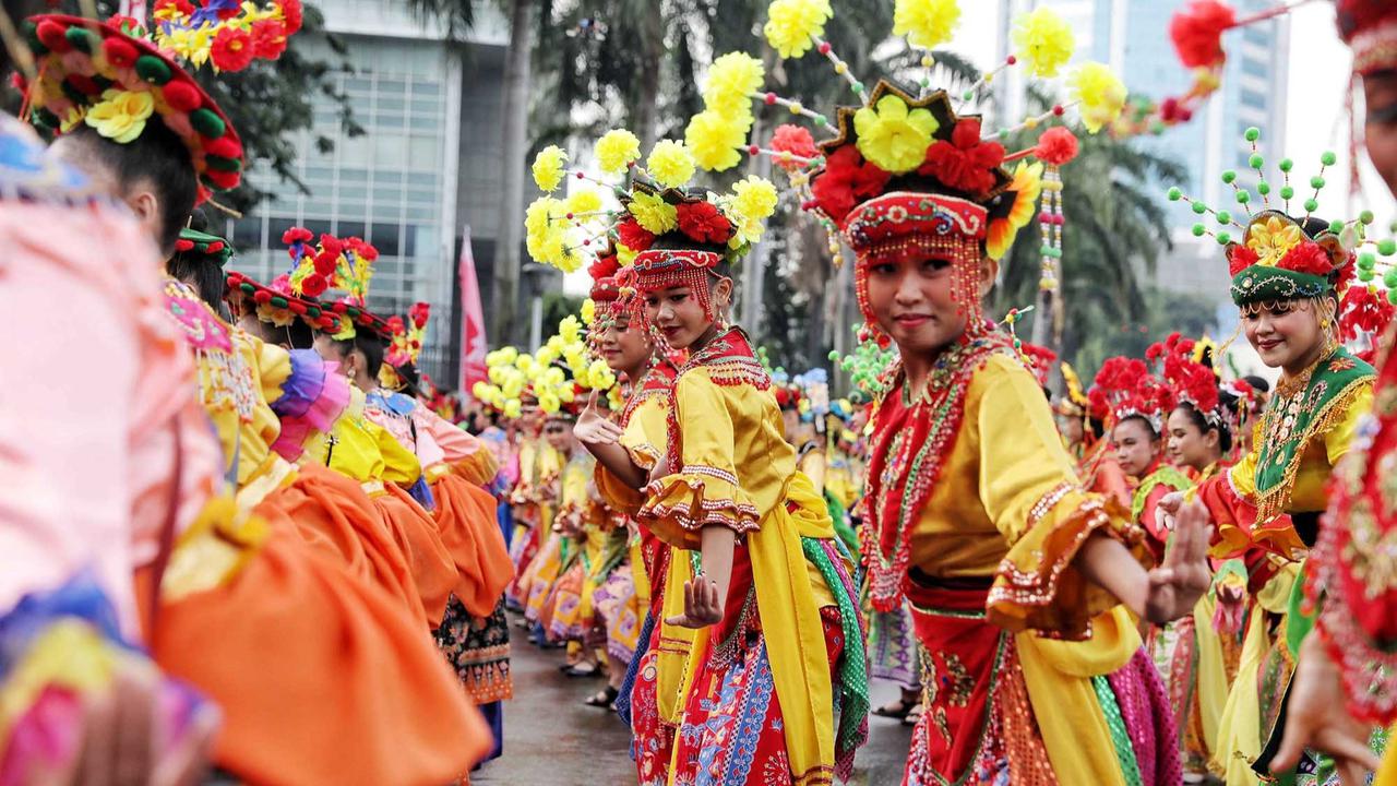 FOTO: “Jakarta dalam Warna”: Ribuan Penari Betawi Semarakkan Bundaran HI di Hari Bebas Kendaraan