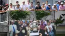 Penonton menyaksikan pertandingan tenis dari tribun pada di Roland Garros 2017,  Prancis Terbuka, (30/5/2017).  (AFP/Lionel Bonaventure)