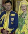 Sarah Salleh merupakan istri dari Al-Muhtadee Billah, Putra Mahkota Brunei Darussalam. Ia memiliki penampilan yang begitu glamor dengan mahkota yang khas. [Foto: royalwatcherdiary/ instagram]