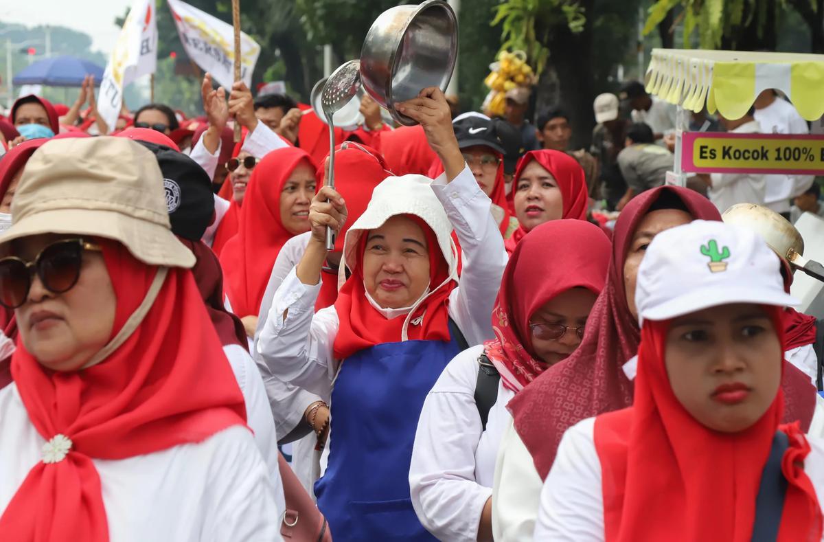FOTO:  Aksi  Unjuk Rasa di Patung Kuda Dukung Kelanjutan Program Makan Bergizi Gratis