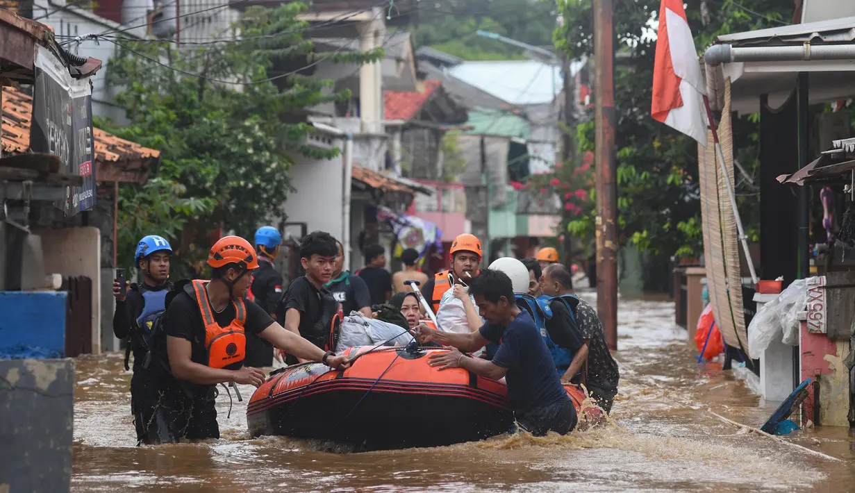 Di wilayah ini, banjir luapan Kali Ciliwung Jakarta mencapai ketinggian dua meter. (merdeka.com/Arie Basuki)