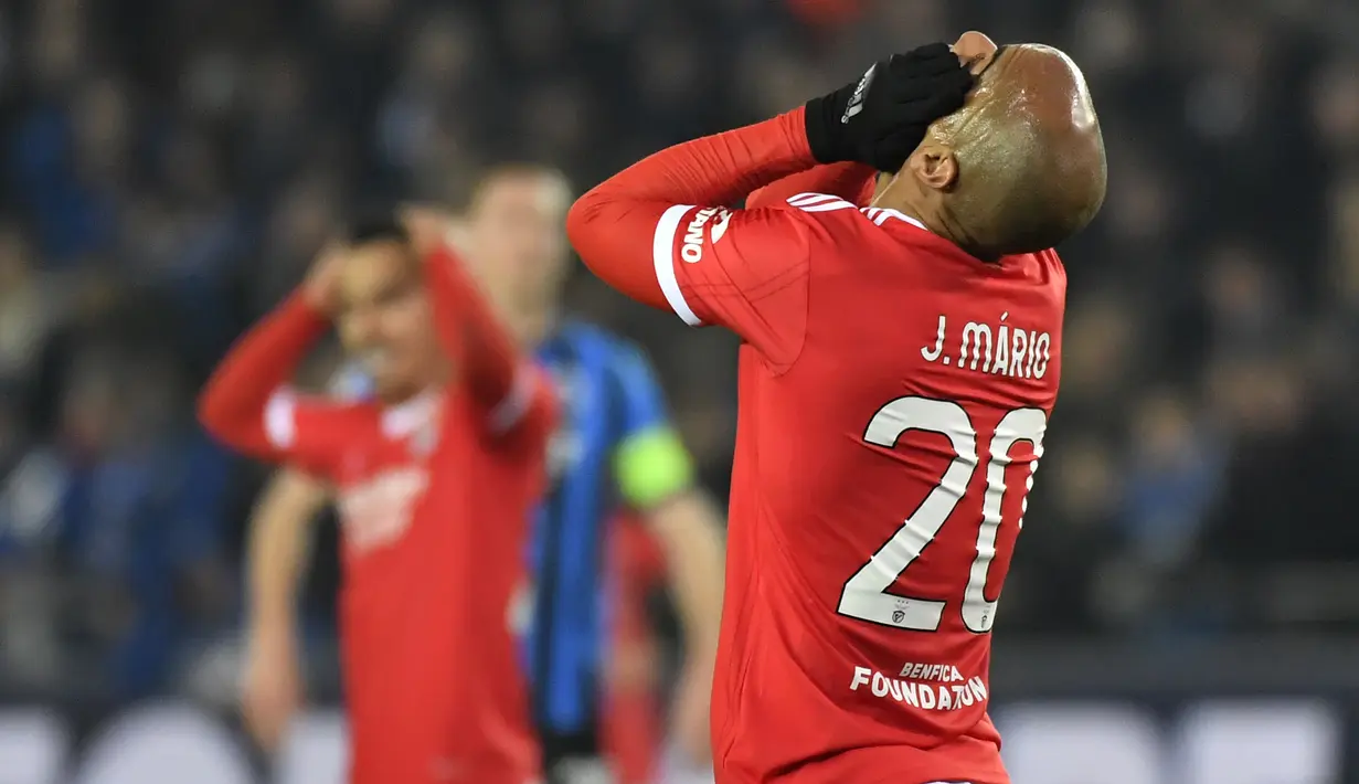 Ekspresi kecewa gelandang Benfica Joao Mario setelah gagal memanfaatkan peluang saat menghadapi Club Brugge dalam laga leg pertama babak 16 besar Liga Champions 2022/2023 di Jan Breydel Stadium, Bruges, Belgia, Kamis (16/2/2023) dini hari WIB. (AP Photo/Geert Vanden Wijngaert)
