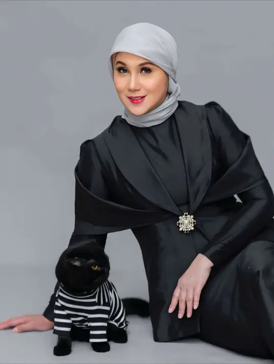 Meski foto bareng anabul, Marini Zumarnis nampak totalitas dengan full makeup glam berlipstik merah [@marinizumarnisreal]