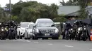 Anggota geng motor memberikan pengawalan mobil jenazah yang membawa jasad Daoud Nabi, salah satu korban serangan kembar masjid di Christchurch, untuk dimakamkan di Memorial Park Cemetery, Selandia Baru, Kamis (21/3). (Marty MELVILLE/AFP)