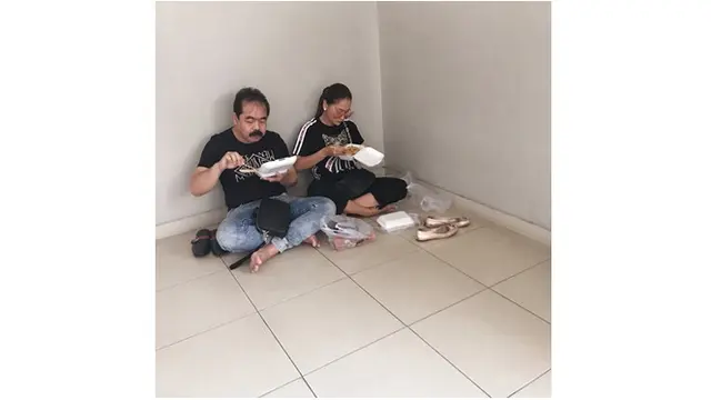 Inul Daratista tak segan makan nasi kotak dengan duduk santai di lantai saat menemani sang anak bertanding.