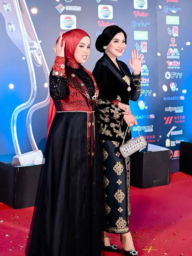 6 Pesona Anggun Titi Kamal Berkebaya Hitam Hadir di Asian Television Awards 2024