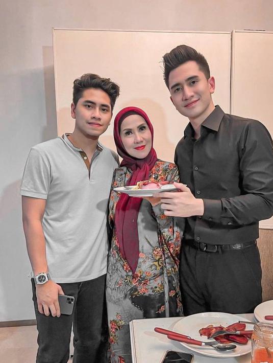 Tak heran jika ada netizen yang menyebut Verrell Bramasta dan Athalla Naufal jadi bodyguard pribadi Venna Melinda. Mereka selalu hadir di samping Venna Melinda layaknya pengawal pribadi.  (Liputan6.com/IG/@bramastavrl).