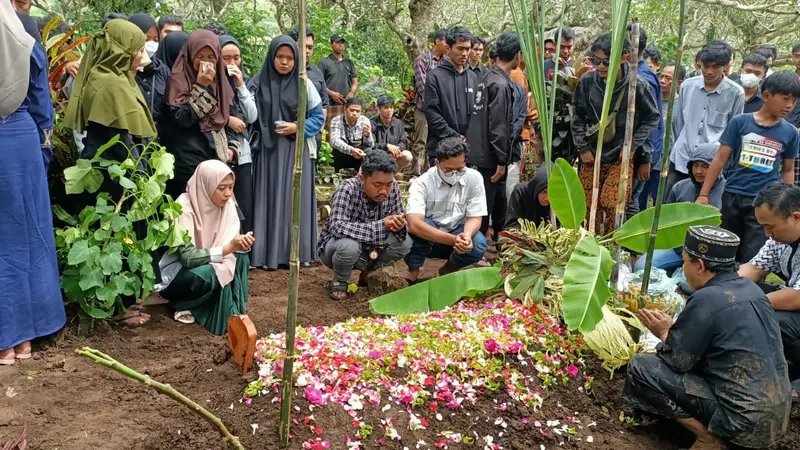 Pemakaman Farzah Dwi Kurniawan di Sudimoro, Kota Malang, pada Senin, 24 Oktober 2022. Almarhum adalah korban jiwa ke-135 tragedi Kanjuruhan (Liputan6.com/Zainul Arifin)