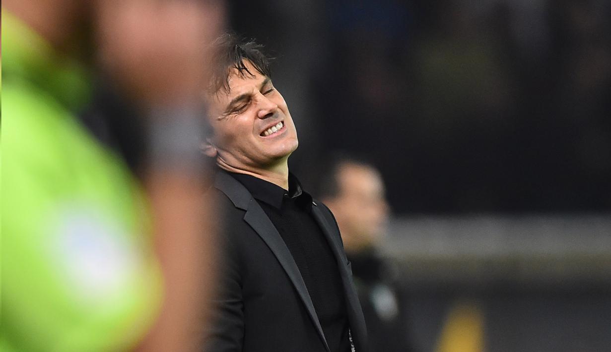 Ekspresi pelatih AC Milan, Vincenzo Montella usai timnya kalah dari Genoa pada lanjutan Serie A Italia di  Luigi Ferraris stadium,  Genoa, Rabu (25/10/2016) dini hari WIB. Genoa menang 3-0.  (AFP/Giuseppe Cacace)