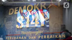 Awak media menyaksikan pidato politik Ketum Demokrat Agus Harimurti Yudhoyono (AHY) dalam layar video tron di DPP partai Demokrat, Jakarta, Jumat (14/7/2023). (Liputan6.com/Faizal Fanani)