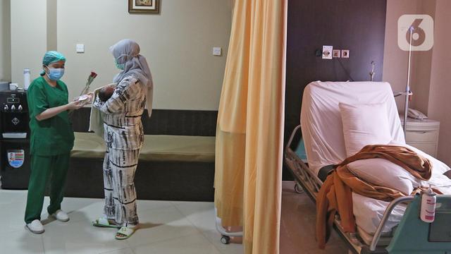 Perayaan Hari Ibu, Pasien di RSIA Tambak Dapat Kado Manis