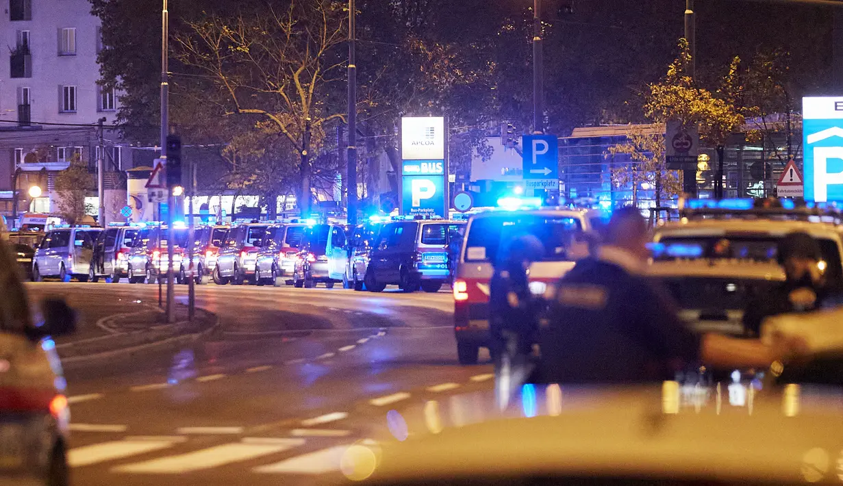 Polisi memblokade sebuah jalan di Wina, Austria, 2 November 2020. Satu orang tewas dan beberapa lainnya terluka parah dalam sejumlah insiden penembakan yang terjadi pada Senin (2/11) malam waktu setempat di pusat Kota Wina. (Xinhua/Georges Schneider)