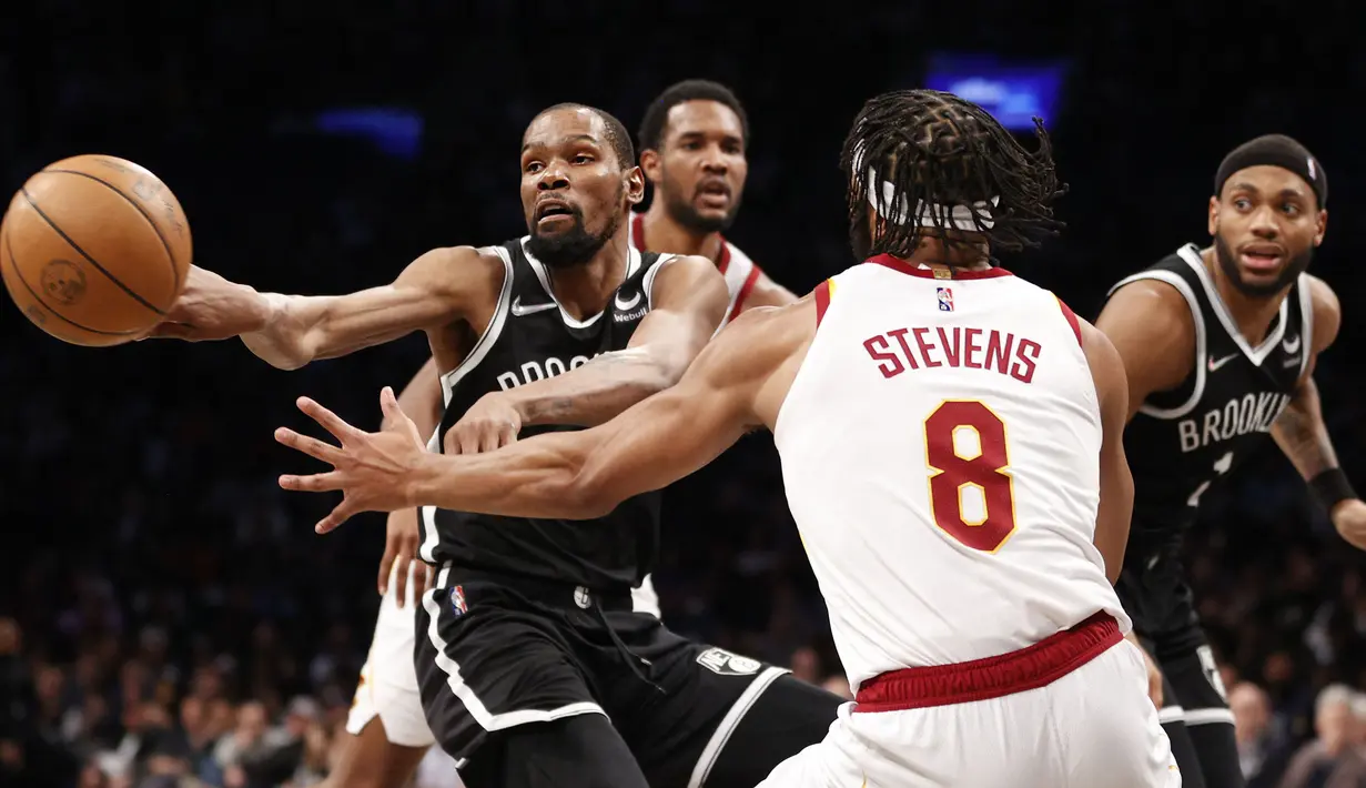 Kevin Durant kini bermain untuk BrooklynNets. Sama seperti Kawhi Leonard, ia juga mampu menyabet gelar MVP Final NBA sebanyak dua kali. Durant memenangi gelar tersebut secara beruntun pada tahun 2017 dan 2018 saat bermain untuk Golden State Warriors. (Getty Images via AP/Sarah Stier)