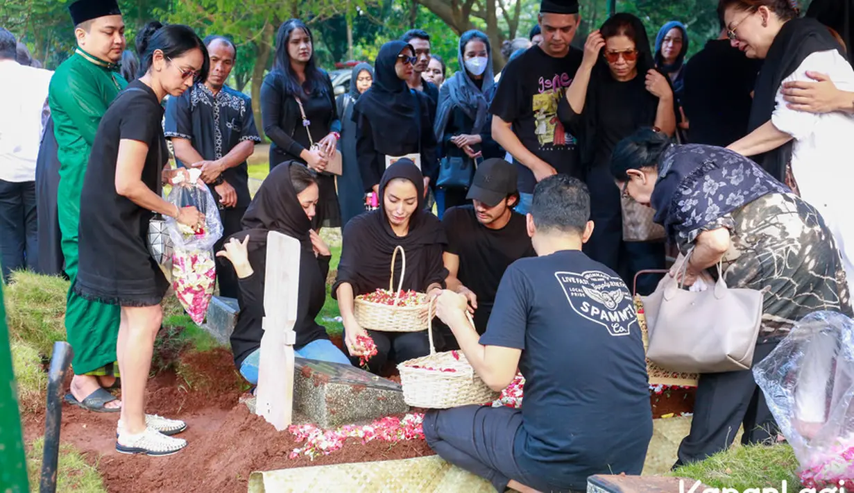 Tampak hadir juga kekasih Tyas, Tengku Tezi yang juga mengantarkan ibunda Tyas yang meninggal dunia akibat penyakit komplikasi. [Foto: Muhammad Akrom Sukarya/KapanLagi.com]