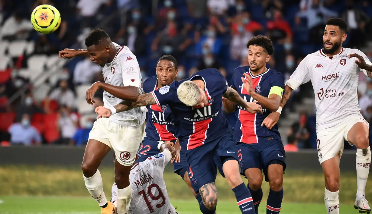 Penyerang PSG, Mauro Icardi, berebut bola dengan pemain Metz pada laga Liga Prancis di Stadion Parc des Princes, Paris, Kamis (17/9/2020) dini hari WIB. PSG menang 1-0 atas Metz. (AFP/Franck Fife)