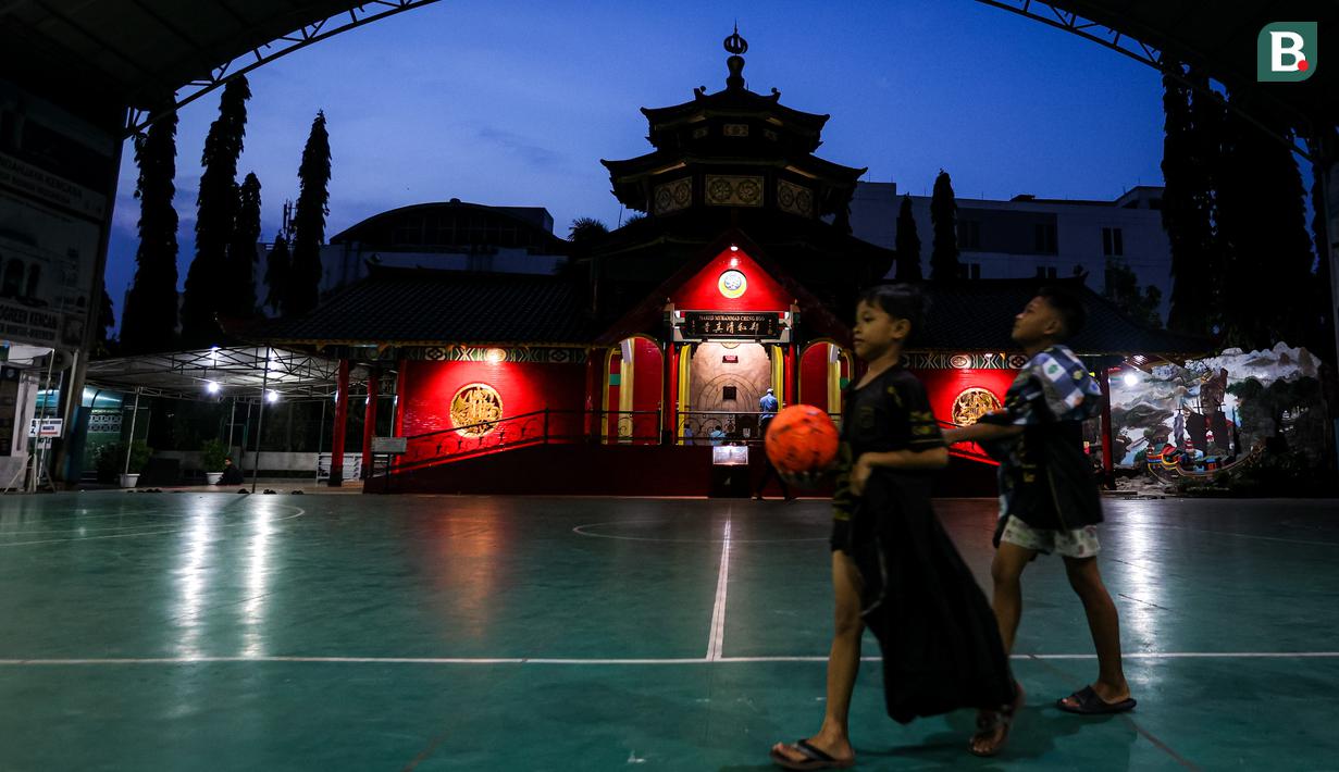 <p>Sejumlah anak-anak mendatangi Masjid Cheng Ho, Genteng, Surabaya untuk melaksanakan ibadah salat magrib pada Selasa (14/11/2023). (Bola.com/Bagaskara Lazuardi)</p>