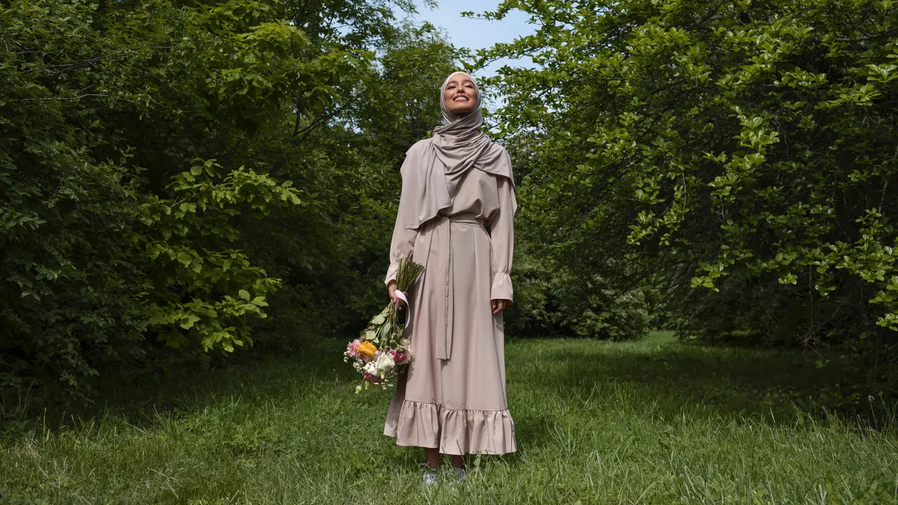 ilustrasi model baju overdress/freepik