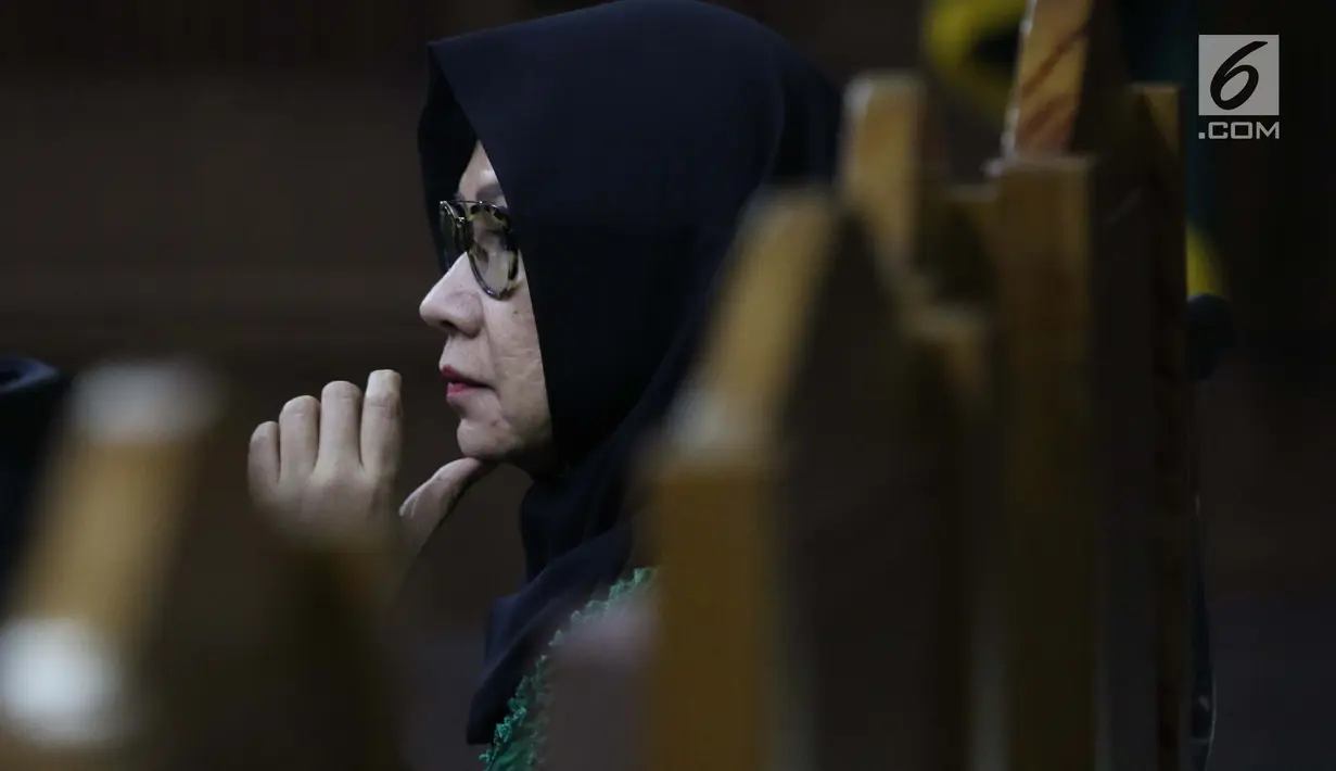 Terdakwa dugaan korupsi investasi perusahaan di Blok Basker Manta Gummy Australia Tahun 2009, Karen Agustiawan saat sidang lanjutan di Pengadilan Tipikor, Jakarta, Kamis (28/2). Sidang mendengar keterangan saksi. (Liputan6.com/Helmi Fithriansyah)