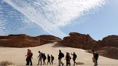 Wisatawan berjalan di daerah Wadi Hudra, Sinai Selatan, Mesir, (20/11). Hal ini dilakukan untuk menghilangkan anggapan masyarakat akan bahayanya menjelajahi padang gurun di Sinai. (REUTERS/Asmaa Waguih)
