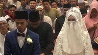Qari muda asal Aceh yang bersuara merdu itu sempat menjadi imam salat Subuh berjemaah sebelum mengucapkan ijab qabul pada 7 Juli 2017. (Liputan6.com/Windy Phagta)