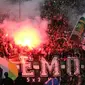 Bonek Mania menyalakan flare saat laga Persebaya vs Madura United di Stadion GBT, Surabaya (28/1/2018). (Bola.com/Aditya Wany)