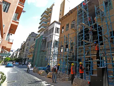 Para pekerja memperbaiki bangunan yang rusak akibat ledakan di Beirut, Lebanon, pada 21 Agustus 2020. Warga Lebanon memulai upaya rekonstruksi menyusul ledakan pada 4 Agustus yang mengguncang Pelabuhan Beirut dan menewaskan sedikitnya 177 orang. (Xinhua/Bilal Jawich)